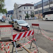 “Crolla” un vecchio marciapiede, pericolo in via Bologna