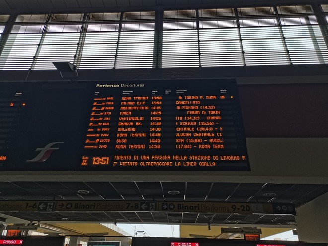 Il tabellone che evidenza ritardi e cancellazioni a Porta Nuova