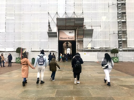Turisti in visita a Palazzo Reale