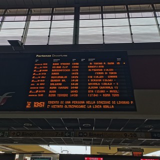 Il tabellone che evidenza ritardi e cancellazioni a Porta Nuova
