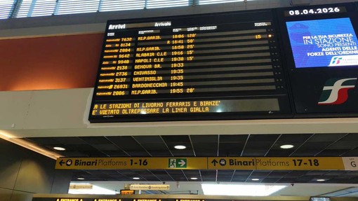 Fossano, incendio di sterpaglie vicino alla ferrovia: rallentamenti e ritardi anche nel Torinese