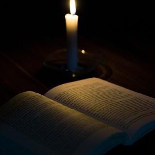 Natale 2025: perché regalare un libro è ancora il gesto più autentico e significativo