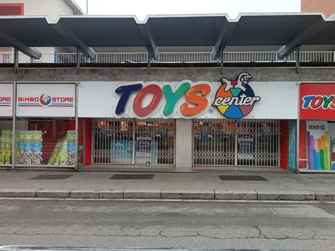 Addio al Toys Center di corso Giulio Cesare