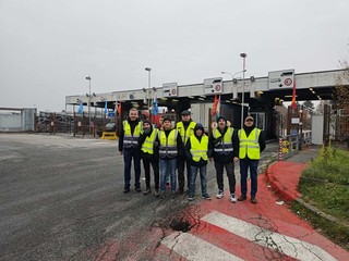 Lavoratori Transnova in protesta davanti ai cancelli Stellantis Lavoratori Transnova in protesta davanti ai cancelli Stellantis