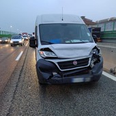 Tamponamento tra due veicoli in tangenziale, traffico in tilt: code in entrambe le direzioni