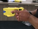 Gli agenti di Polizia hanno dovuto usare un taser per fermare l'uomo poi arrestato Gli agenti di Polizia hanno dovuto usare un taser per fermare l'uomo poi arrestato