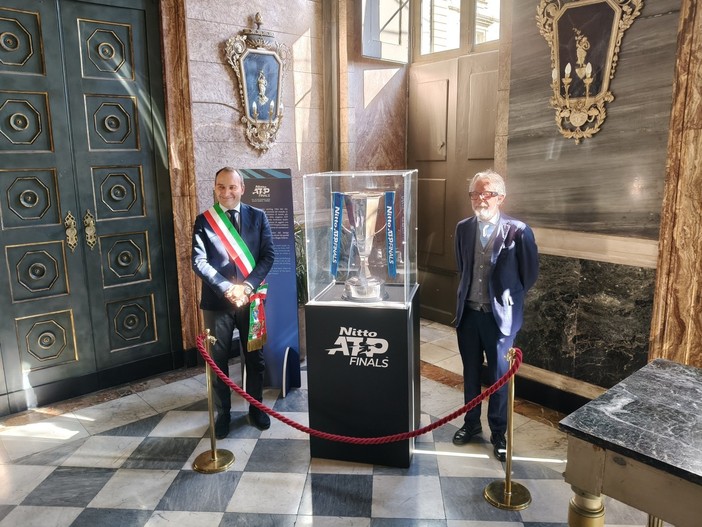 Il sindaco Lo Russo e l'assessore Carretta con il trofeo delle Atp Il sindaco Lo Russo e l'assessore Carretta con il trofeo delle Atp