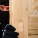 Rapinano un appartamento di Mirafiori e poi fuggono in taxi: arrestati Rapinano un appartamento di Mirafiori e poi fuggono in taxi: arrestati