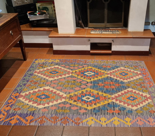 Tappeti Kilim: intrecci di terra, memoria e fuoco