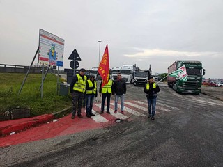 Lavoratori Transnova in protesta davanti ai cancelli Stellantis Lavoratori Transnova in protesta davanti ai cancelli Stellantis
