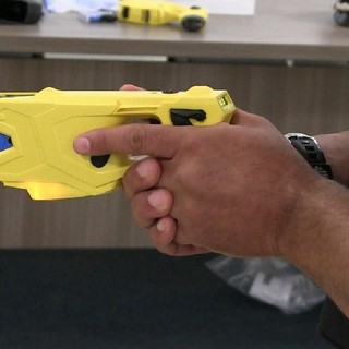Sicurezza urbana, la richiesta di Marascio (FdI): “Dotare i vigili del taser&quot;