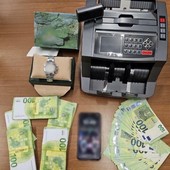 La Polizia ha arrestato i truffatori e recuperato soldi e orologio di lusso La Polizia ha arrestato i truffatori e recuperato soldi e orologio di lusso