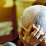 Un uomo di 84 anni è stato picchiato e rapinato da 4 giovani