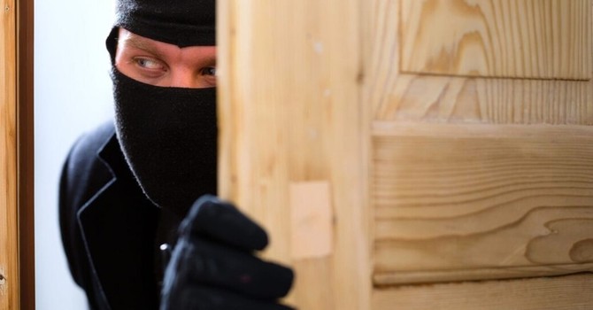 Rapinano un appartamento di Mirafiori e poi fuggono in taxi: arrestati