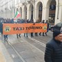 La protesta dei taxisti viaggia lungo il centro di Torino