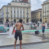 I ragazzi festeggiano la fine della scuola in piazza Castello I ragazzi festeggiano la fine della scuola in piazza Castello