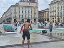 I ragazzi festeggiano la fine della scuola in piazza Castello