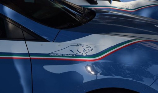 Dopo aver svaligiato un'auto, tenta di camuffarsi cambiandosi la t-shirt ma è tradito dai tatuaggi: arrestato
