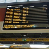 Fossano, incendio di sterpaglie vicino alla ferrovia: rallentamenti e ritardi anche nel Torinese Fossano, incendio di sterpaglie vicino alla ferrovia: rallentamenti e ritardi anche nel Torinese