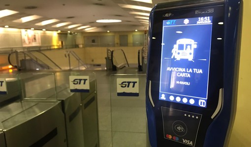 "Scavalcate come me i tornelli della metro di Torino": giovane denunciato