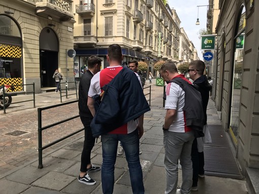 Tifosi dell’Ajax in centro a Torino: pub presi d’assalto, meeting point al Valentino