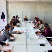 tavolo con persone sedute attorno tavolo con persone sedute attorno