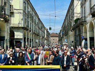 Taglio del nastro della &quot;rinnovata&quot; via Po con le autorità e i rappresentanti delle istituzioni (foto: Confesercenti Torino)