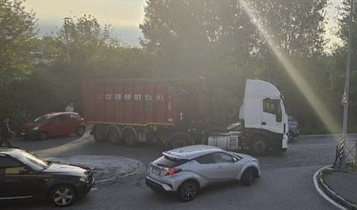 Tir incastrato sulla rotonda, traffico e polemiche in strada del Villaretto