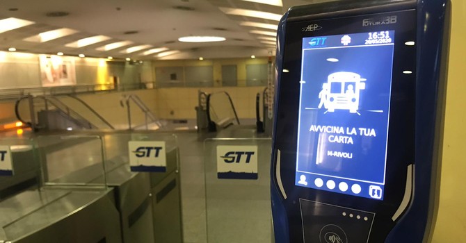 "Scavalcate come me i tornelli della metro di Torino": giovane denunciato