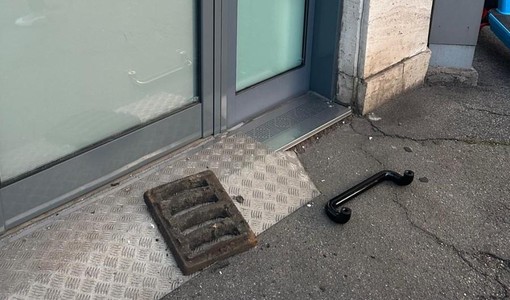 Crocetta, tenta di sfondare la porta di uno studio con un tombino