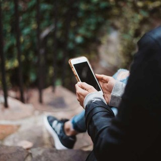 Il ritorno del telefono erotico: tra nostalgia, tecnologia e desiderio umano