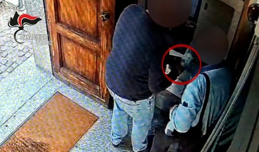 Il truffatore in azione presso uno sportello bancomat