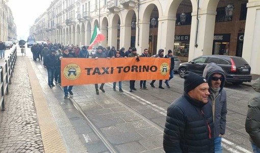 La protesta dei taxisti viaggia lungo il centro di Torino