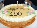 Una grande torta di auguri per i 100 anni