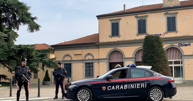 Cerca di soffocare la mamma per una bolletta: 33enne in manette per tentato omicidio Cerca di soffocare la mamma per una bolletta: 33enne in manette per tentato omicidio