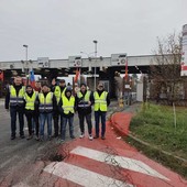 Lavoratori Transnova in protesta davanti ai cancelli Stellantis