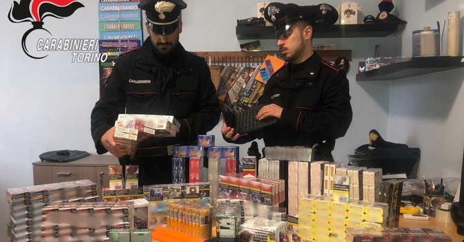 In casa con fuochi d'artificio e oltre 500 pacchetti di sigarette rubate: denunciato