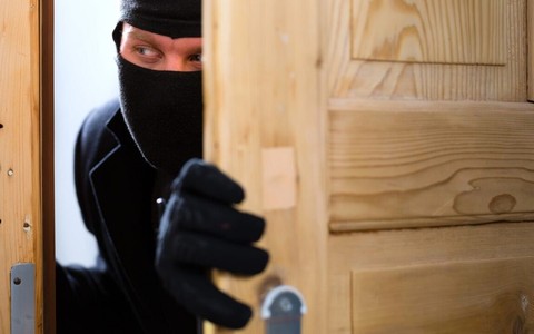 Ladro si introduce in una villa: all'arrivo della polizia si finge giardiniere per non essere arrestato