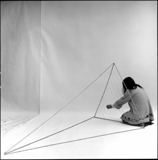 Marisa Merz mentre installa Arpa Marisa Merz mentre installa Arpa
