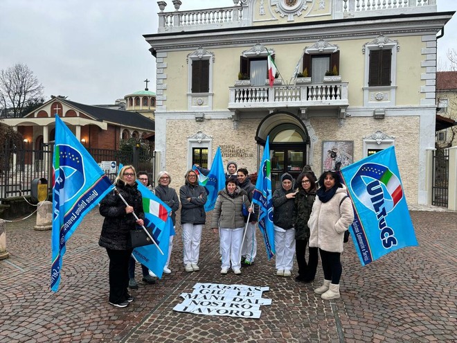 La manifestazione dei lavoratori davanti al presidio ospedaliero Fatebenefratelli