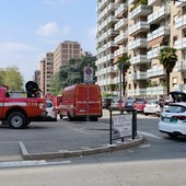 Ancora senza esito le trattative per convincere l'uomo a desistere e scendere dal tetto