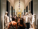 Una notte al Museo di Antichità con Guerrilla Spam: la mostra che mette in dialogo arte antica e contemporanea