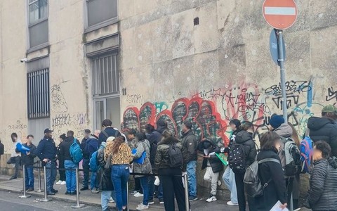 Code sotto il sole per il permesso di soggiorno, la Questura: "Previste aperture straordinarie"