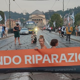 Gli ambientalisti colpiscono ancora e “nudi” bloccano il ponte di piazza Vittorio: traffico in tilt