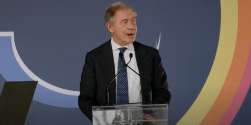 il ministro Adolfo Urso sposa il terzo volume per Mirafiori il ministro Adolfo Urso sposa il terzo volume per Mirafiori