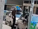 Rivoli, nudo si fa la “doccia” per strada tra gli sguardi attoniti dei passanti