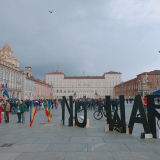 &quot;No war”: in piazza Castello un presidio per il cessate il fuoco in Palestina e Ucraina [FOTO]