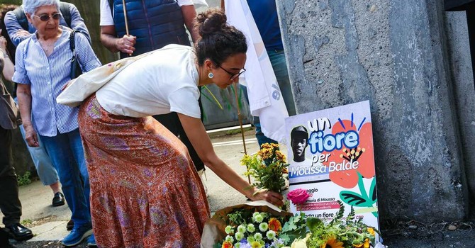 Caso Moussa Balde, a Torino la marcia della memoria davanti al CPR Caso Moussa Balde, a Torino la marcia della memoria davanti al CPR
