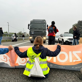 Blitz sull’A4, ambientalisti bloccano la Torino-Milano: automobilisti inferociti. Salvini: &quot;Eco-imbecilli&quot; [FOTO e VIDEO]
