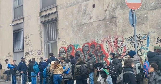 Code sotto il sole per il permesso di soggiorno, la Questura: "Previste aperture straordinarie"